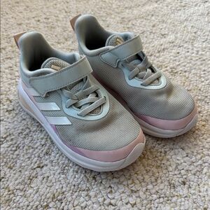 Toddler adidas tennis shoes sz 9.5